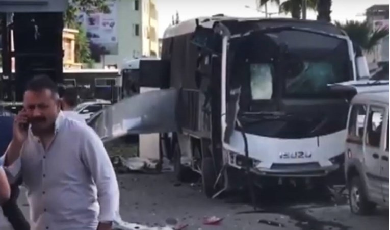 Bombaški napad na policijski autobus u Turskoj, više osoba ozlijeđeno